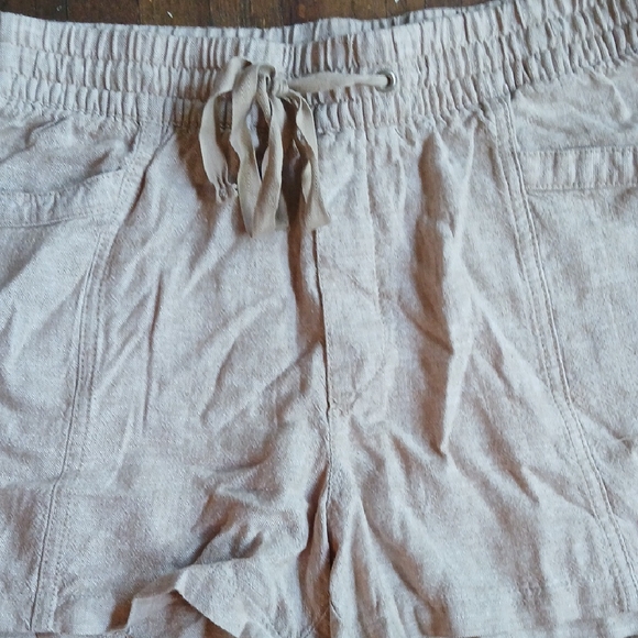 GAP Women's Light Tan Cargo Shorts - Picture 3 of 6